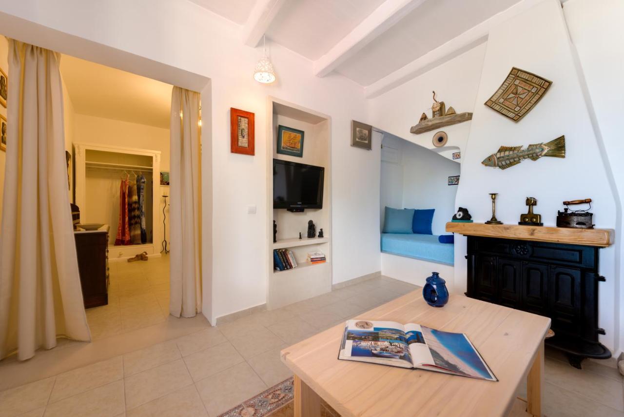 Moschatos Beach House Kamari  Ngoại thất bức ảnh